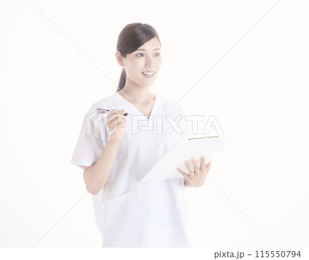 白バックの看護師 115550794
