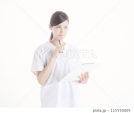白バックの看護師 115550805