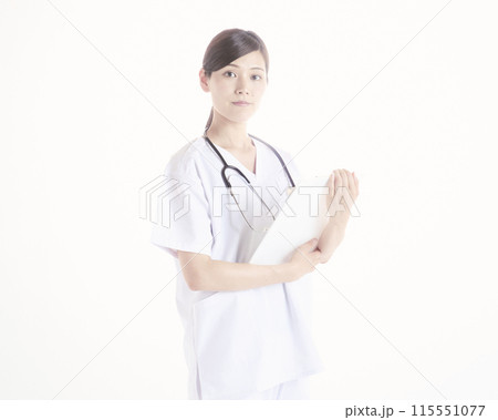 白バックの看護師 115551077