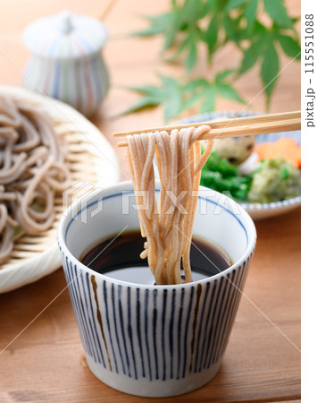 ざる蕎麦をつゆにつける ( 薬味 刻み葱、鶉の卵、わさび ) ざる蕎麦をつゆにつける ( 薬味 刻み葱、鶉の卵、わさび ) 115551088