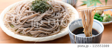 ざる蕎麦をつゆにつける （　薬味 刻み葱、鶉の卵、わさび　） 115551089