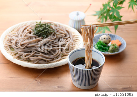 ざる蕎麦をつゆにつける ( 薬味 刻み葱、鶉の卵、わさび ) ざる蕎麦をつゆにつける ( 薬味 刻み葱、鶉の卵、わさび ) 115551092
