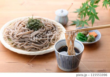 ざる蕎麦をつゆにつける （　薬味 刻み葱、鶉の卵、わさび　） 115551096