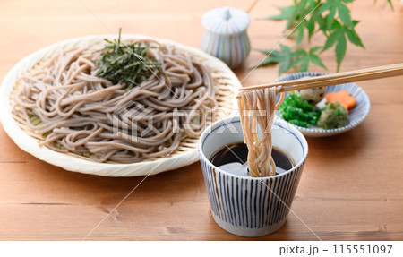 ざる蕎麦をつゆにつける ( 薬味 刻み葱、鶉の卵、わさび ) ざる蕎麦をつゆにつける ( 薬味 刻み葱、鶉の卵、わさび ) 115551097
