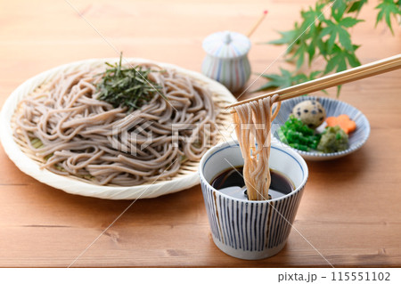 ざる蕎麦をつゆにつける （　薬味 刻み葱、鶉の卵、わさび　） 115551102