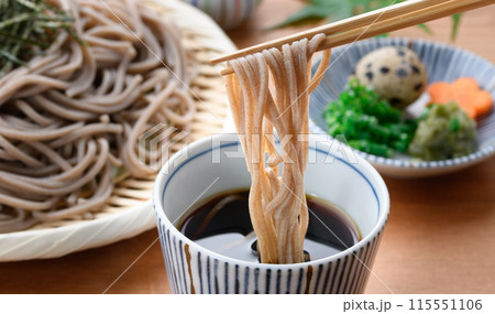 ざる蕎麦をつゆにつける ( 薬味 刻み葱、鶉の卵、わさび ) ざる蕎麦をつゆにつける ( 薬味 刻み葱、鶉の卵、わさび ) 115551106
