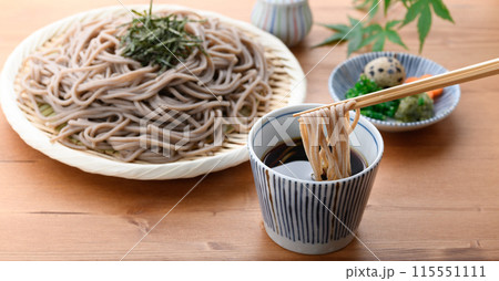 ざる蕎麦をつゆにつける （　薬味 刻み葱、鶉の卵、わさび　） 115551111