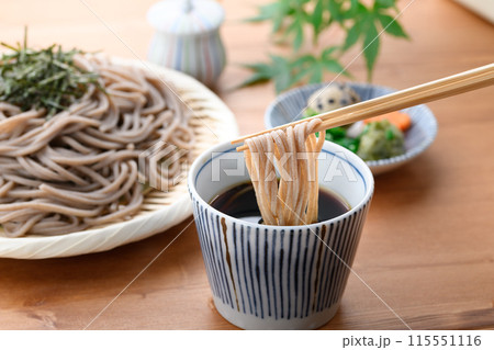 ざる蕎麦をつゆにつける （　薬味 刻み葱、鶉の卵、わさび　） 115551116