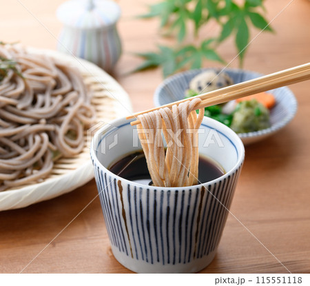 ざる蕎麦をつゆにつける ( 薬味 刻み葱、鶉の卵、わさび ) ざる蕎麦をつゆにつける ( 薬味 刻み葱、鶉の卵、わさび ) 115551118