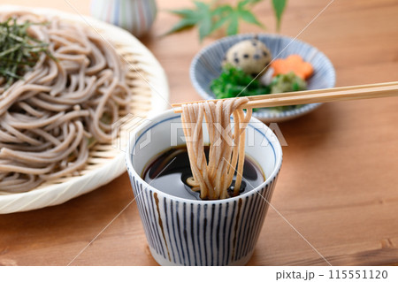 ざる蕎麦をつゆにつける （　薬味 刻み葱、鶉の卵、わさび　） 115551120