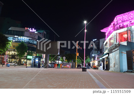 韓国ソウル 夜の弘大(ホンデ)の街並み 韓国ソウル 夜の弘大(ホンデ)の街並み 115551509