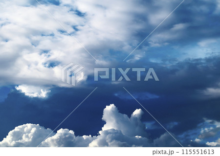 青空に現れた入道雲が大きく不気味に発達してきている 115551613