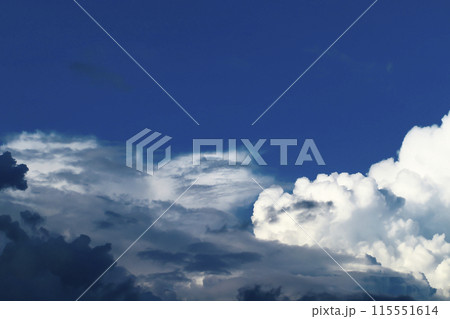 青空に現れた入道雲が大きく不気味に発達してきている 青空に現れた入道雲が大きく不気味に発達してきている 115551614