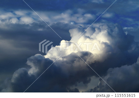 青空に現れた入道雲が大きく不気味に発達してきている 青空に現れた入道雲が大きく不気味に発達してきている 115551615