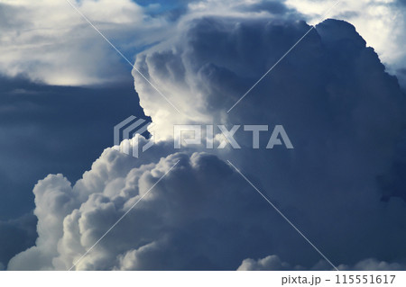 青空に現れた入道雲が大きく不気味に発達してきている 青空に現れた入道雲が大きく不気味に発達してきている 115551617