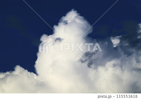 青空に現れた入道雲が大きく不気味に発達してきている 青空に現れた入道雲が大きく不気味に発達してきている 115551618