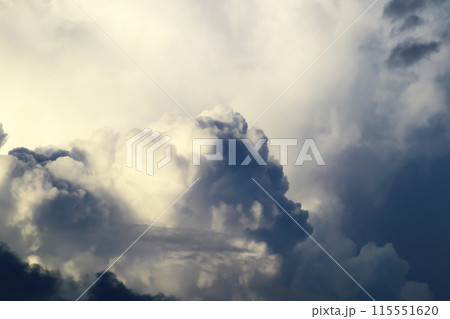 青空に現れた入道雲が大きく不気味に発達してきている 青空に現れた入道雲が大きく不気味に発達してきている 115551620