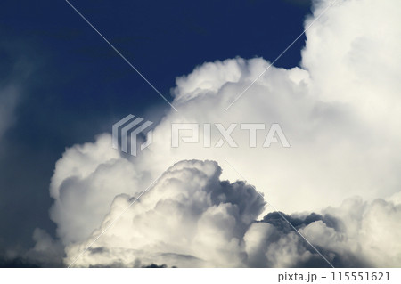 青空に現れた入道雲が大きく不気味に発達してきている 青空に現れた入道雲が大きく不気味に発達してきている 115551621
