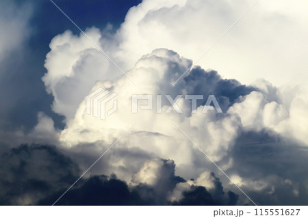 青空に現れた入道雲が大きく不気味に発達してきている 青空に現れた入道雲が大きく不気味に発達してきている 115551627