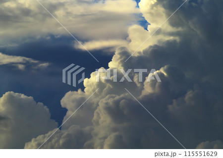 青空に現れた入道雲が大きく不気味に発達してきている 115551629