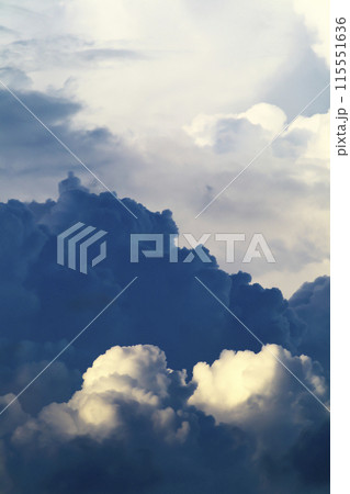 青空に現れた入道雲が大きく不気味に発達してきている 青空に現れた入道雲が大きく不気味に発達してきている 115551636