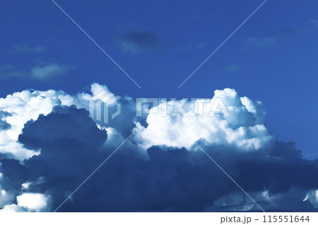 青空に現れた入道雲が大きく不気味に発達してきている 115551644