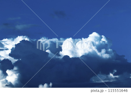 青空に現れた入道雲が大きく不気味に発達してきている 115551646