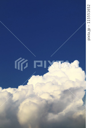 青空に現れた入道雲が大きく不気味に発達してきている 115551652
