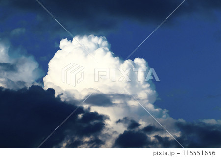 青空に現れた入道雲が大きく不気味に発達してきている 115551656