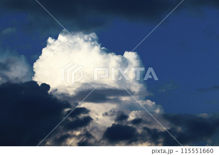 青空に現れた入道雲が大きく不気味に発達してきている 青空に現れた入道雲が大きく不気味に発達してきている 115551660