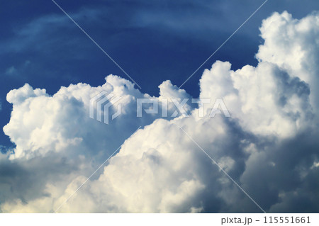 青空に現れた入道雲が大きく不気味に発達してきている 青空に現れた入道雲が大きく不気味に発達してきている 115551661