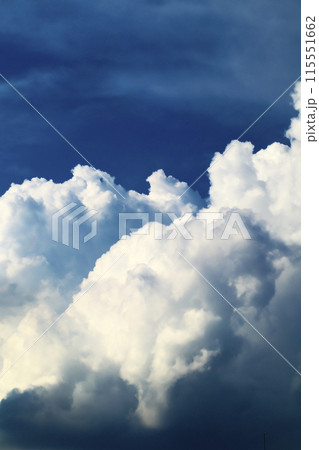 青空に現れた入道雲が大きく不気味に発達してきている 青空に現れた入道雲が大きく不気味に発達してきている 115551662