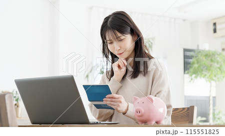 通帳の残高の心配をする女性 通帳の残高の心配をする女性 115551825