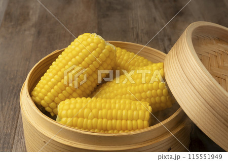 とうもろこしをセイロで蒸す　蒸し立て 115551949