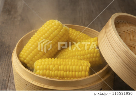 とうもろこしをセイロで蒸す　蒸し立て 115551950