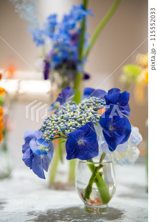 ガラス瓶に挿した紫陽花 115552033