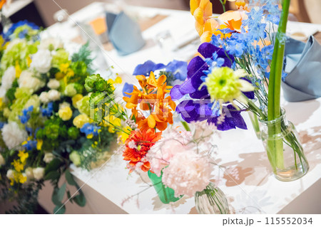 ガラス瓶に挿した紫陽花 115552034