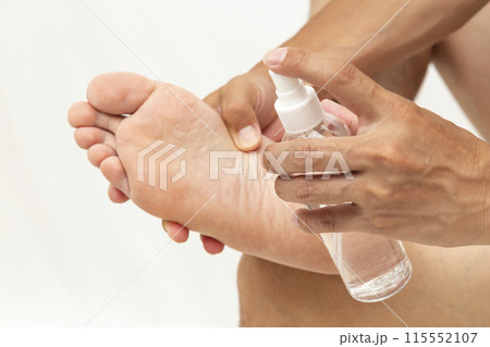 スプレーと男性の足 白バック スプレーと男性の足 白バック 115552107