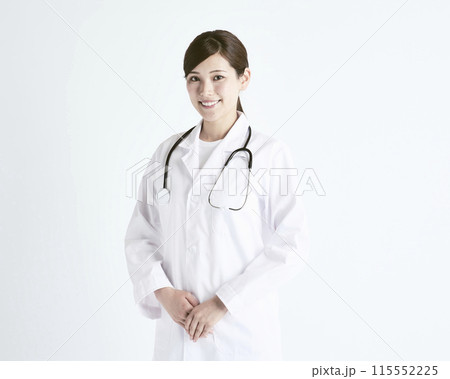 白バックの女性医師 白バックの女性医師 115552225