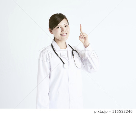 白バックの女性医師 115552246