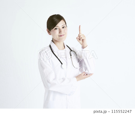 白バックの女性医師 115552247