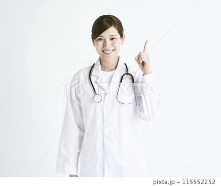 白バックの女性医師 115552252