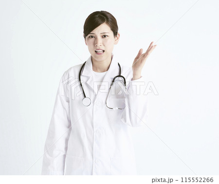 白バックの女性医師 白バックの女性医師 115552266