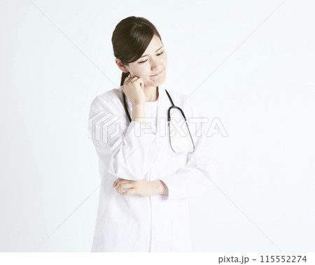 白バックの女性医師 白バックの女性医師 115552274