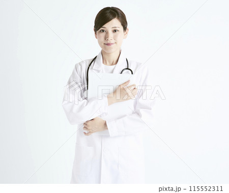 白バックの女性医師 白バックの女性医師 115552311