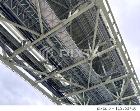 下から見た明石海峡大橋（舞子海上プロムナード付近） 115552410