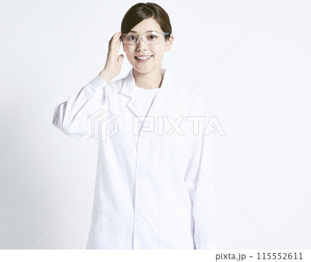 白バックの女性研究者 115552611