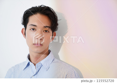 若い男性のファッションポートレート 115552720