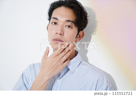 若い男性のファッションポートレート 115552721