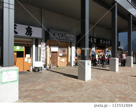 インバウンドの行列ができる豊洲市場の飲食店（青果棟1階） 115552804